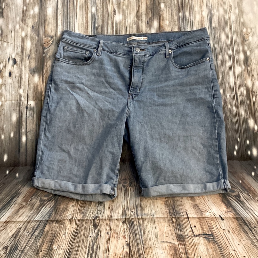 Levi’s Light Wash Denim Bermuda Shorts - Size 20W - Super Stretchy